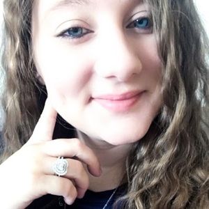 Meet your Posher, Hollie